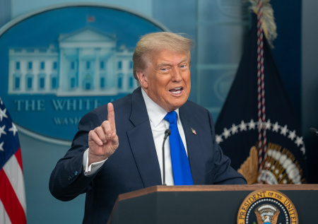 Трамп грубо унизил журналистку после вопроса о стрельбе в Вашингтоне