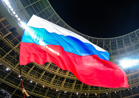 Футбольные фанаты на Кипре встретили украинскую команду флагами России