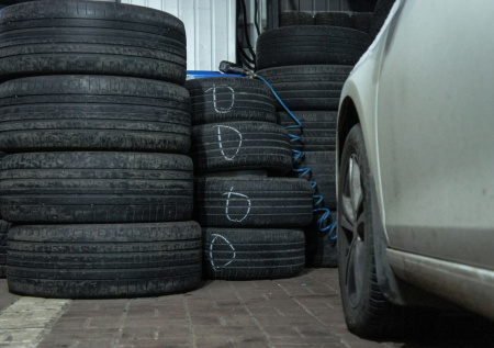 Юрист объяснил, что грозит за езду на летней резине зимой