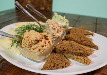 Куриный паштет со сливочным сыром: готовим намазку, которую съедают за один присест