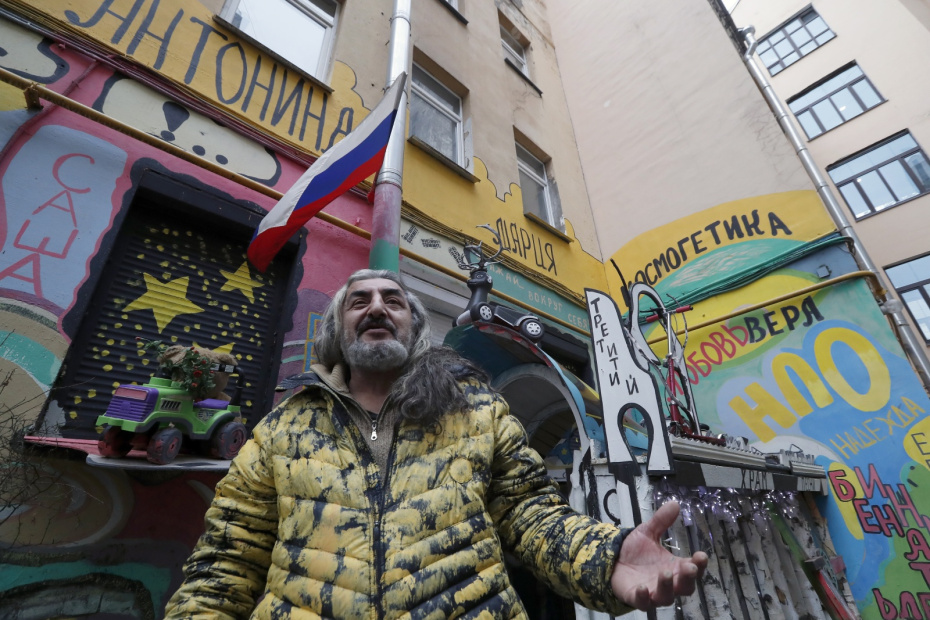 Поэт и музыкант Нельсон Искандарян у подвала жилого дома №8 на улице Полозова в Петроградском районе