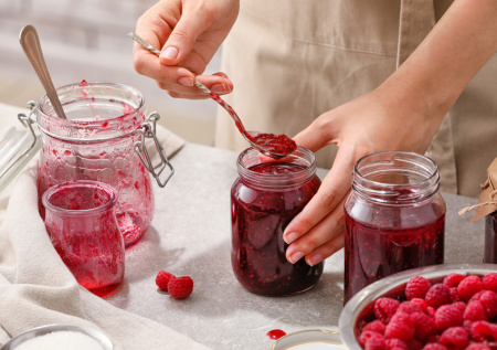 Густая начинка без лишних хлопот: как простые кухонные хитрости превращают жидкое варенье в идеальную прослойку для домашней выпечки