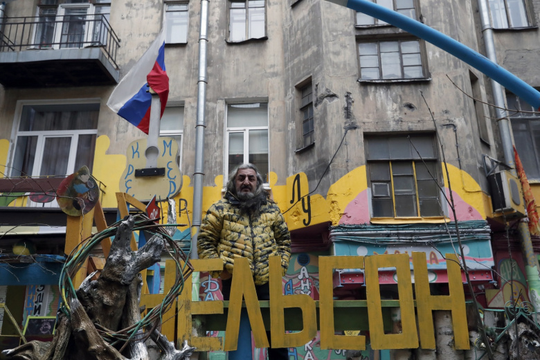 Поэт и музыкант Нельсон Искандарян у подвала жилого дома №8 на улице Полозова в Петроградском районе