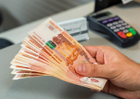 Рабочим заводов в российском регионе начали платить по 205 тыс. рублей