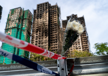 Число жертв пожара в жилом комплексе Гонконга рекордно выросло