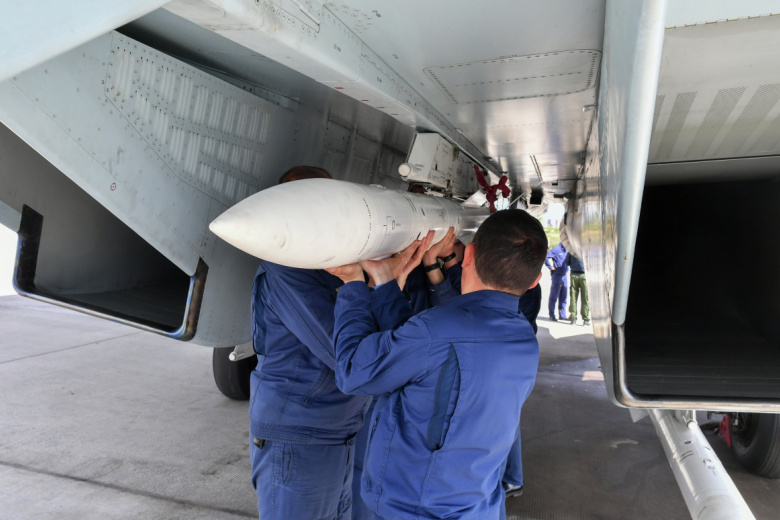 Техники размещают авиационную ракету класса «воздух-воздух» Р-77 на истребителе