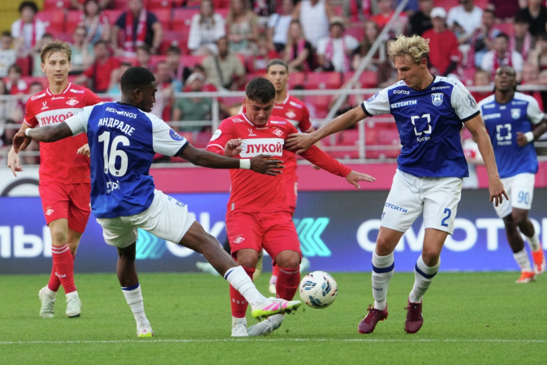 Кевин Андраде (Балтика), Манфред Угальде (Спартак) и Сергей Варатынов (Балтика)