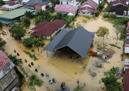 Число погибших в Индонезии из-за наводнения превысило 170 человек