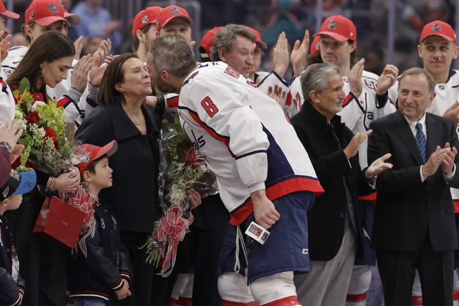 Александр Овечкин, его мать Татьяна Овечкина и супруга Настасья Шубская (слева) после того, как он забил рекордную 895-ю шайбу в матче чемпионата НХЛ против «Нью-Йорк Айлендерс»