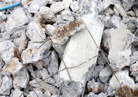 Бетон затруднил работу спасателей после обрушения на Сахалине