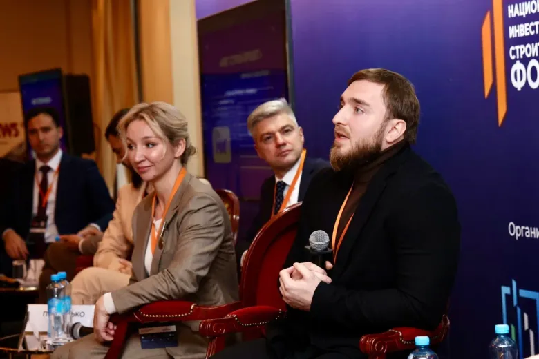 На первом плане: Натали Абрамова, Анзор Усторханов