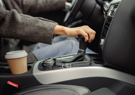 Автоэксперт перечислил признаки скорой поломки коробки передач