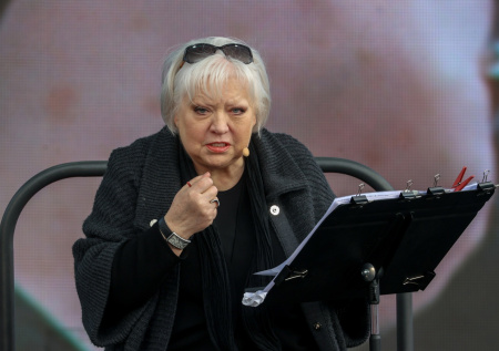 Больная раком Светлана Крючкова вышла в свет на инвалидной коляске