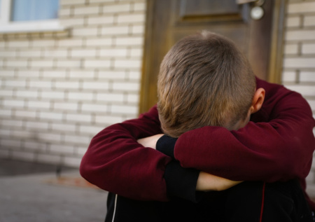 Школьники закидали мальчика камнями и бросили его в лужу