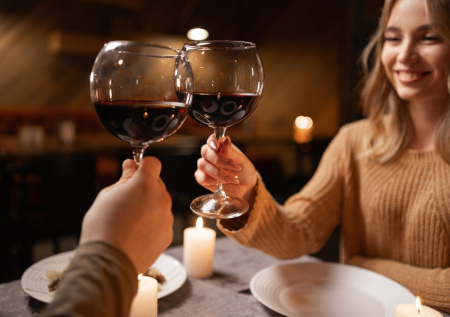 Диетолог объяснила, можно ли пить безалкогольное вино