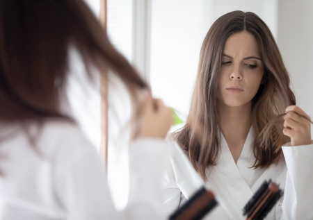 Трихолог назвала признаки, когда выпадение волос нельзя считать нормой