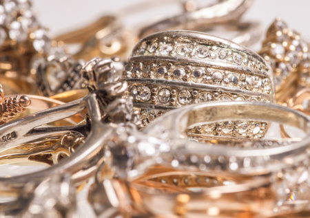 Таможенники нашли в карманах туриста кольца и браслеты на 6 млн рублей