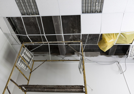 Рабочий упал вместе с потолком в петербургской школе