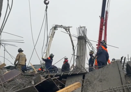 Спасатели нашли тело погибшего под завалами на Сахалине