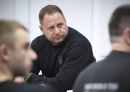 В обысках у Ермака увидели попытку надавить на Зеленского в вопросе о мире