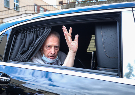 Помятый после ДТП люксовый автомобиль Жириновского попал на видео