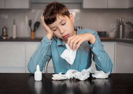 Педиатр ответила, можно ли отправлять ребенка в школу с насморком