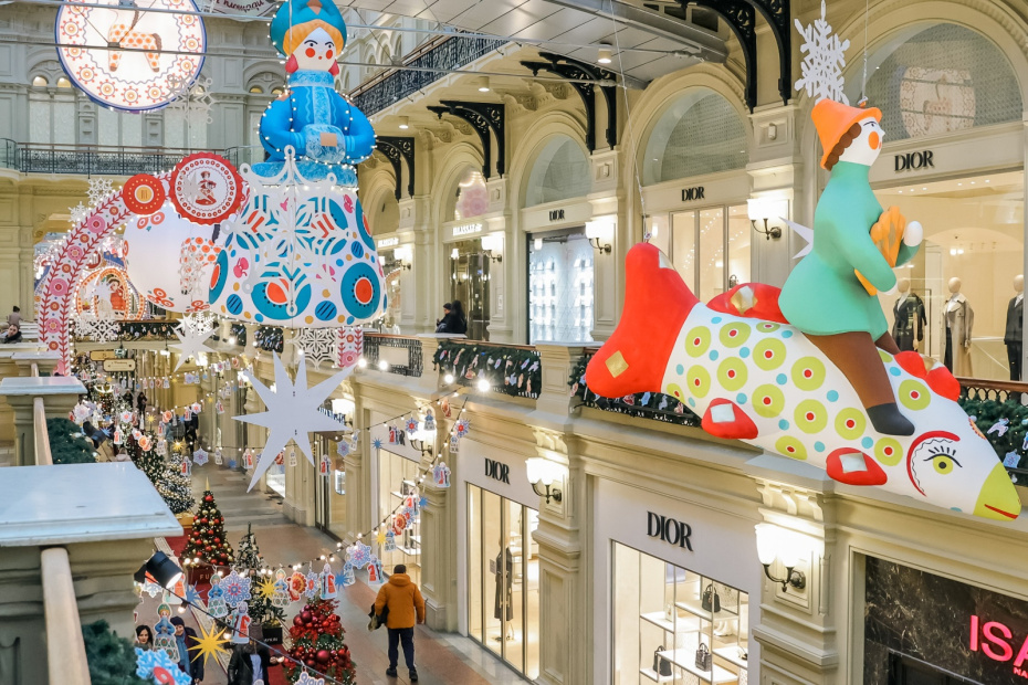 Елочные украшения в торговом центре ГУМа