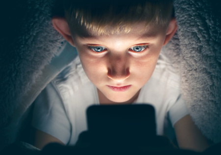 Названы три фразы, обезоруживающие ребенка перед мошенниками