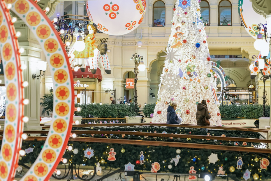 Елочные украшения в торговом центре ГУМа