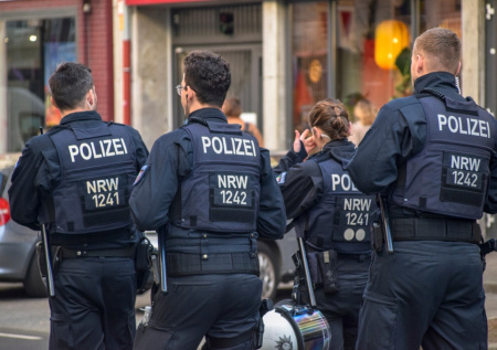 Немцы вышли на многотысячную акцию уличного протеста