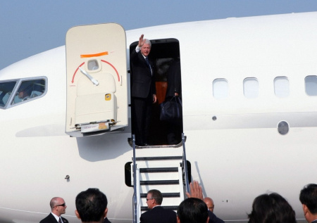 На Западе выяснили, сколько раз Клинтон летал на самолете Эпштейна