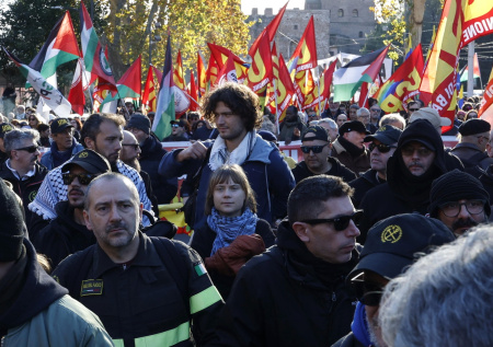 Тысячи активистов вышли на улицы Рима вместе с Тунберг