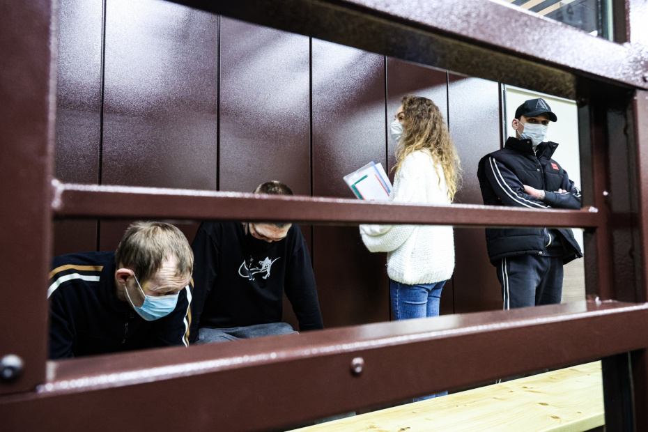 Россия. Московская область. Балашиха. Дмитрий Леонтьев, Андрей Основа, курьер Анжела Цырульникова и Артур Каменецкий (слева направо) во время заседания по уголовному делу о мошенничестве с квартирой певицы Ларисы Долиной в Балашихинском городском суде