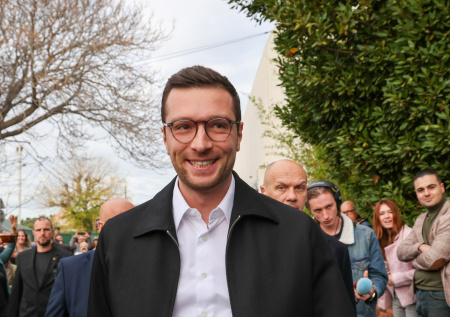 Пенсионер атаковал французского политика куриным яйцом