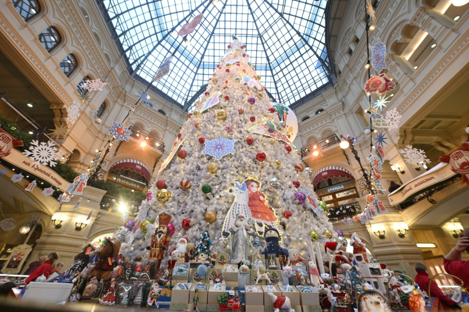 Елочные украшения в торговом центре ГУМа