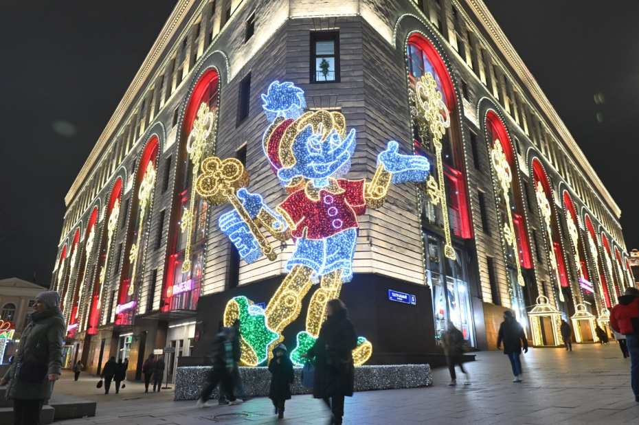Новогодняя иллюминация на фасаде Центрального универмага на Лубянке