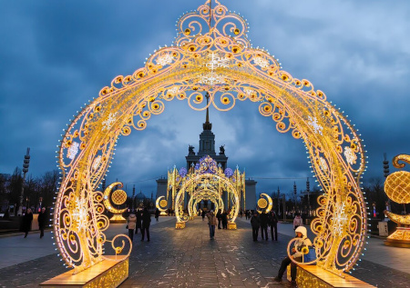 Москва преобразилась к Новому году: сказочные кадры похорошевшей столицы