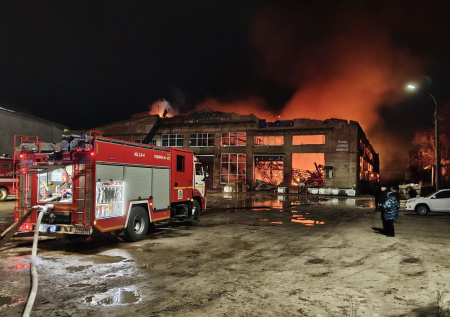 Крупный пожар вспыхнул в российском производственном здании