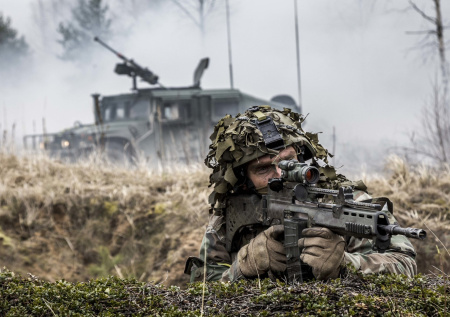 Армии двух стран отправились к границе с Россией