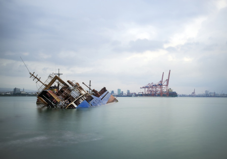 Принадлежащий турецкой компании танкер терпит крушение у Сенегала