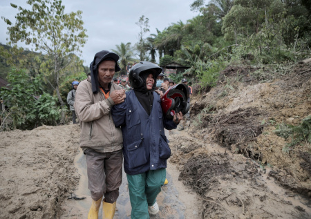 Страшные жертвы, блэкаут и вода «по колено»: фото катастрофы в Индонезии