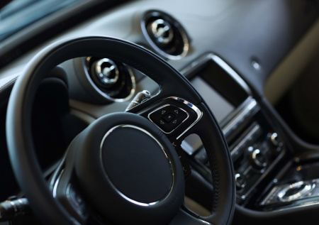 Подростки демонтировали машину на глазах у соседей и попали на видео