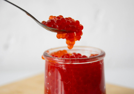 Россияне рискуют купить икорный суп вместо икры перед Новым годом