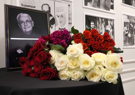 Вдову Градского заметили у гроба Шиловского