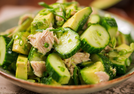 Селедка под шубой устарела! Делаю салат «Изумрудный дракон» с авокадо и тунцом. Только 5 ингредиентов