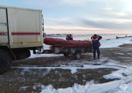 На Сахалине ищут двух пропавших в заливе рыбаков