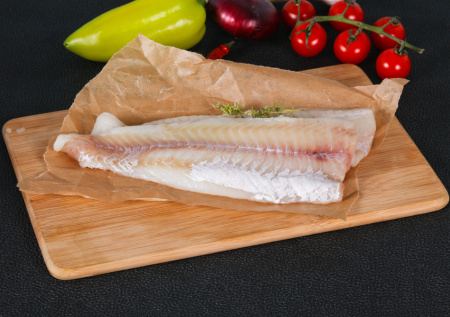 Минтай становится нежным и насыщенным по вкусу: простой домашний способ превратить любую замороженную рыбу в сочное и ароматное блюдо