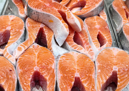 Стало известно, как сильно магазины накручивают цены на рыбу