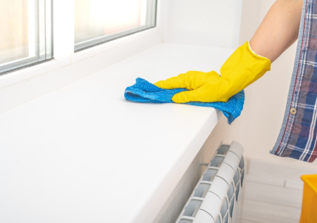 Белоснежный подоконник без лишних усилий: простой домашний трюк с двумя каплями средства — быстрый результат без химии