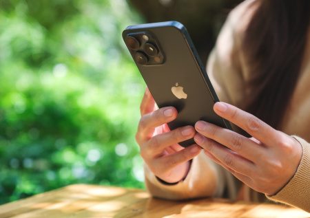 Россиян предупредили о новой схеме мошенников со смартфонами Apple